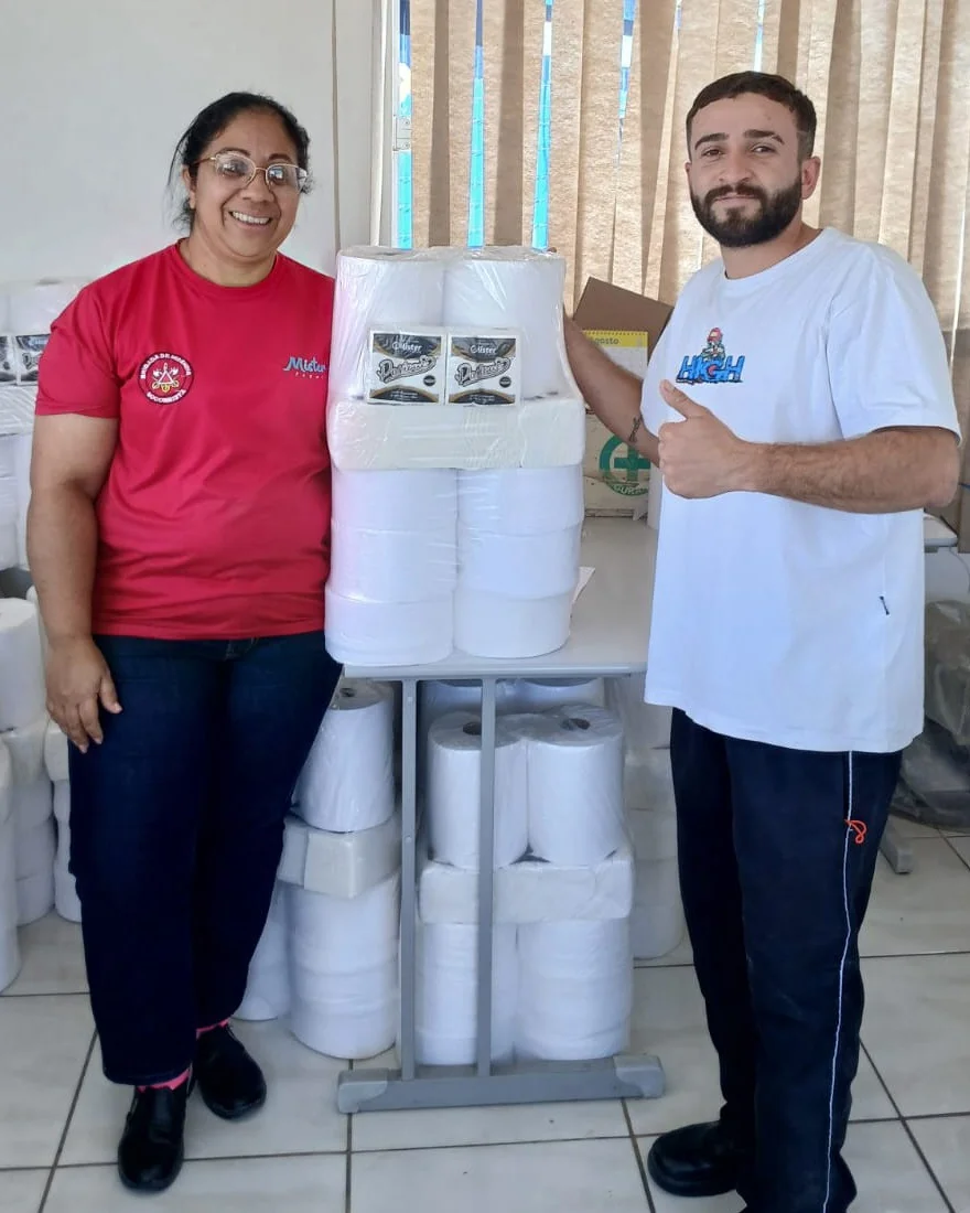Colaboradores na entrega de kits de papel