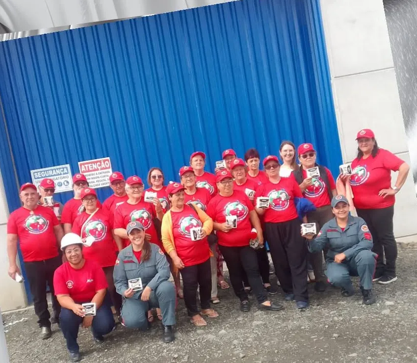 Grupo Bombeiros da Melhor Idade em visita à fábrica da Mister Paper