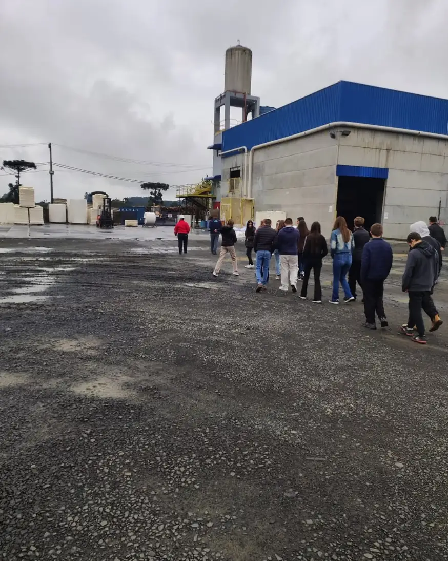 Estudantes da EEB Almirante Barroso chegando à fábrica da Mister Paper